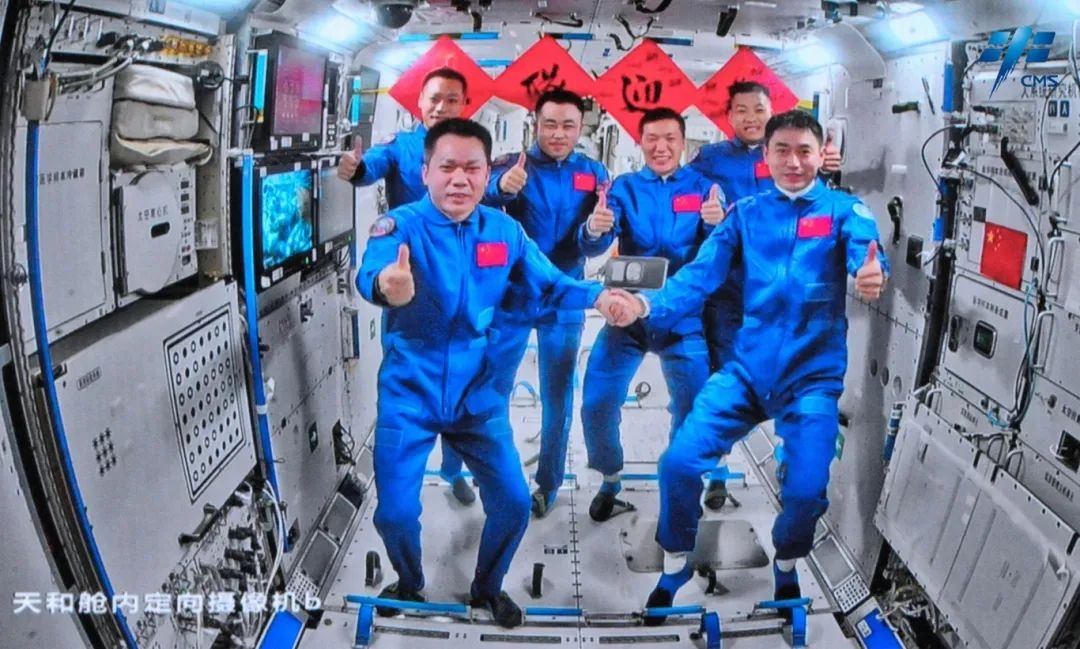 神舟十七號(hào)、神舟十八號(hào)兩個(gè)航天員乘組“太空會(huì)師”。來源：中國(guó)載人航天工程
