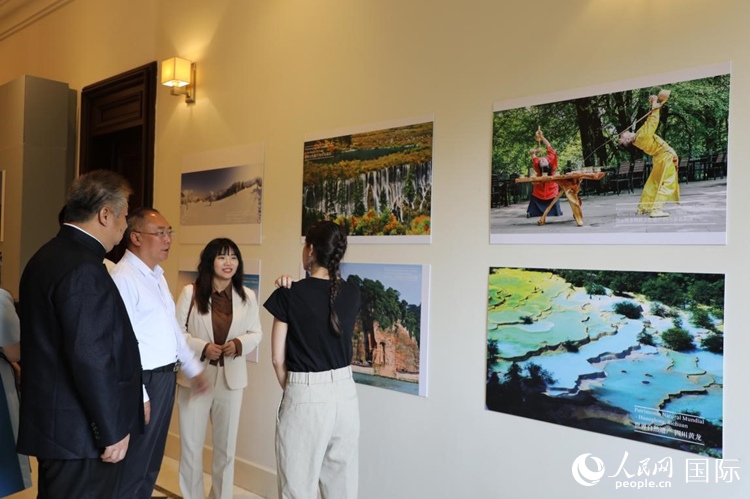 四川省文化和旅游廳副廳長(zhǎng)王成平、墨西哥松林文化中心展覽部主任盧西亞·恩里克斯·岡薩雷斯·薩拉維亞、墨西哥中國(guó)文化中心主任石岳文參觀圖片展。拍攝者為墨西哥分社外籍雇員埃內(nèi)斯托·多明戈斯