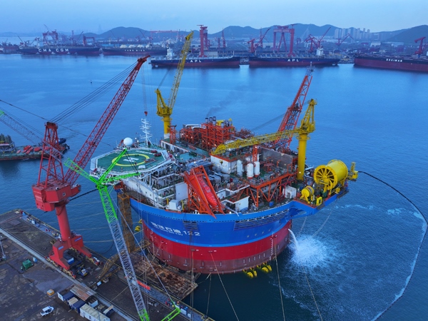 亞洲首艘圓筒型FPSO“?？惶?hào)”建造完工。韓慶攝