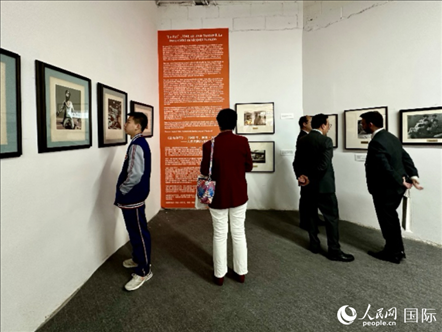 “與中國結(jié)緣：智利畫家何塞·萬徒勒里誕辰100周年”展覽在京舉行。人民網(wǎng)記者 周雨攝
