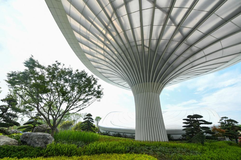 這是2024年4月22日拍攝的成都世園會主會場入口處的“芙蓉花”底部，它兼具收集雨水、循環(huán)利用的功能。新華社記者 王曦 攝