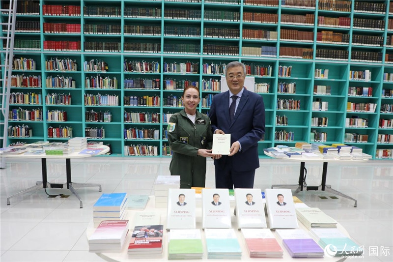 授課后，中國駐巴西大使祝青橋向巴西高等防務(wù)學(xué)院圖書館捐贈了150本書籍。圖為祝青橋和巴西高等防務(wù)學(xué)院院長卡拉·利里奧·馬丁斯在圖書捐贈儀式上。 人民網(wǎng)記者 陳一鳴攝