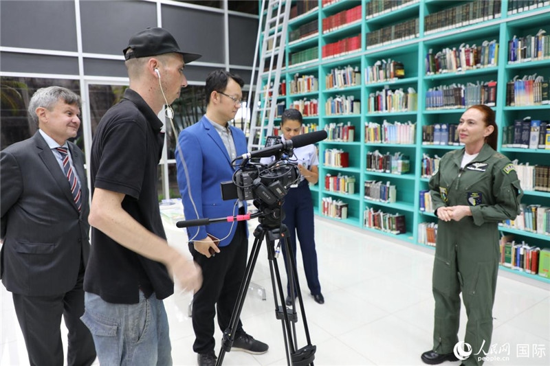 巴西高等防務(wù)學(xué)院院長卡拉·利里奧·馬丁斯接受了人民網(wǎng)的視頻采訪。 人民網(wǎng)記者 陳一鳴攝