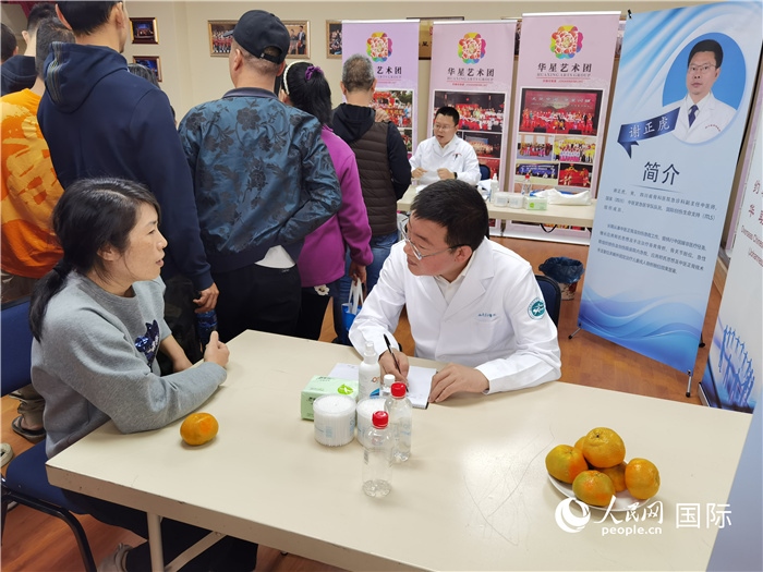 中醫(yī)專家為當?shù)厝A僑華人提供中醫(yī)咨詢和診療服務(wù)。 （本報記者 楊謳 攝）