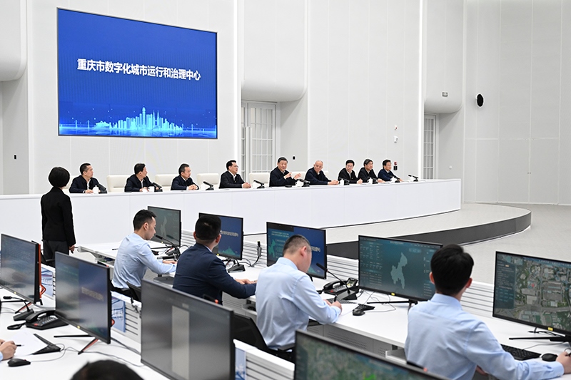 4月23日，習(xí)近平總書記在重慶市數(shù)字化城市運(yùn)行和治理中心考察。