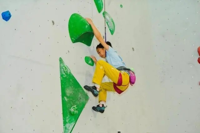 2024年4月16日，全國青少年攀巖公開賽江山站舉行，選手在比賽中。中國登山協(xié)會供圖
