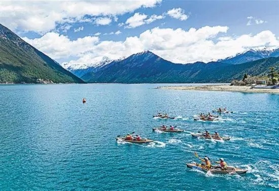2024年4月20日，2024年巴松措國際漂流公開賽的選手在比賽中。 新華社記者 孫非攝