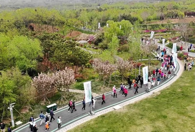 4月27日，登山愛好者在浮山森林公園參加登山健身活動（無人機(jī)照片）。新華社記者 李紫恒攝