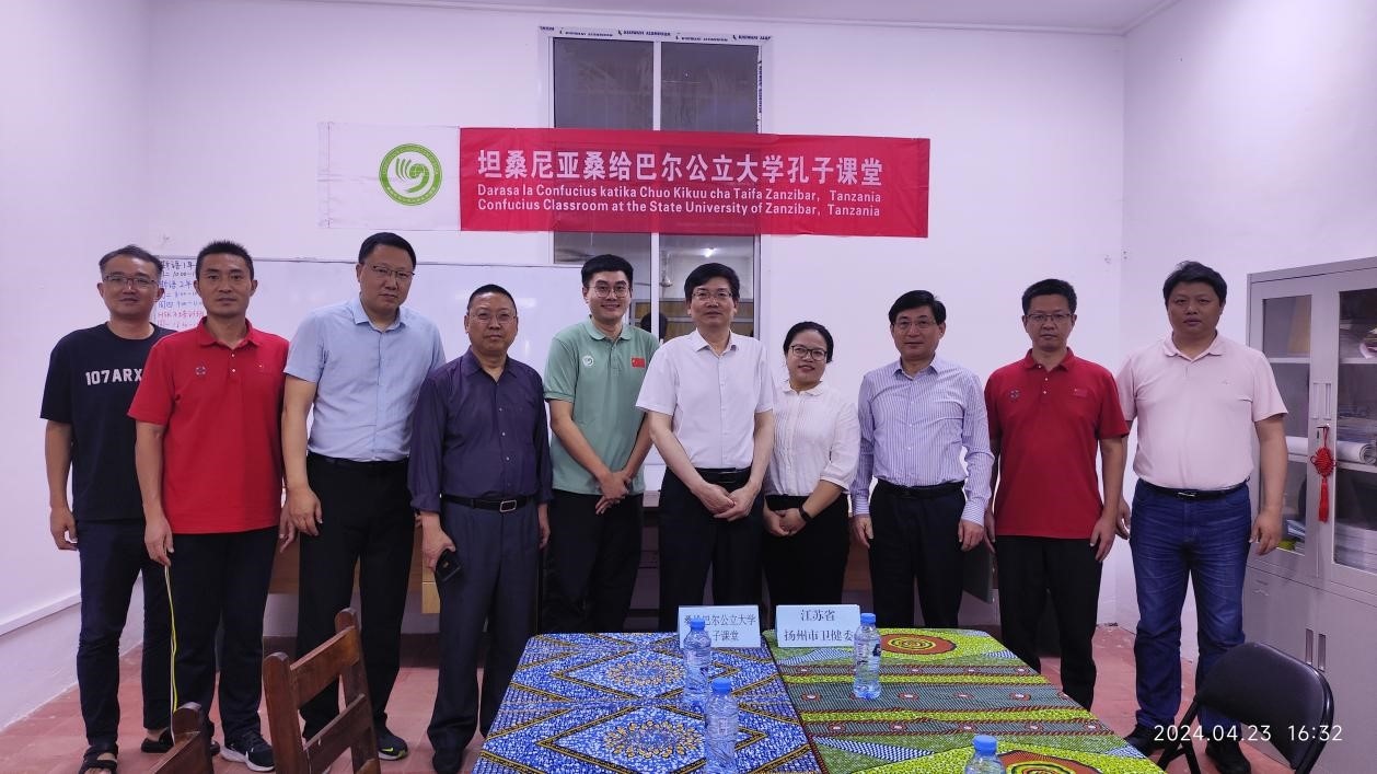 揚州市衛(wèi)健系統(tǒng)代表團和孔子學院老師合影。中國援桑醫(yī)療隊供圖