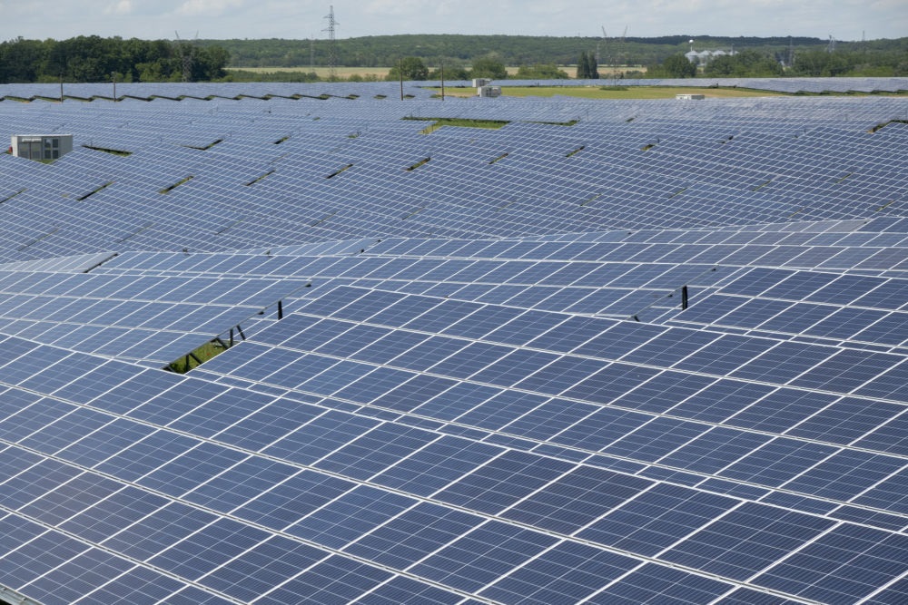 這是2021年5月27日在匈牙利考波什堡拍攝的100兆瓦光伏電站。當日，由中國通用技術(shù)集團所屬中國機械進出口（集團）有限公司投資興建的匈牙利考波什堡100兆瓦光伏電站項目在考波什堡市舉行投運啟動儀式。新華社發(fā)（弗爾季·奧蒂洛攝）