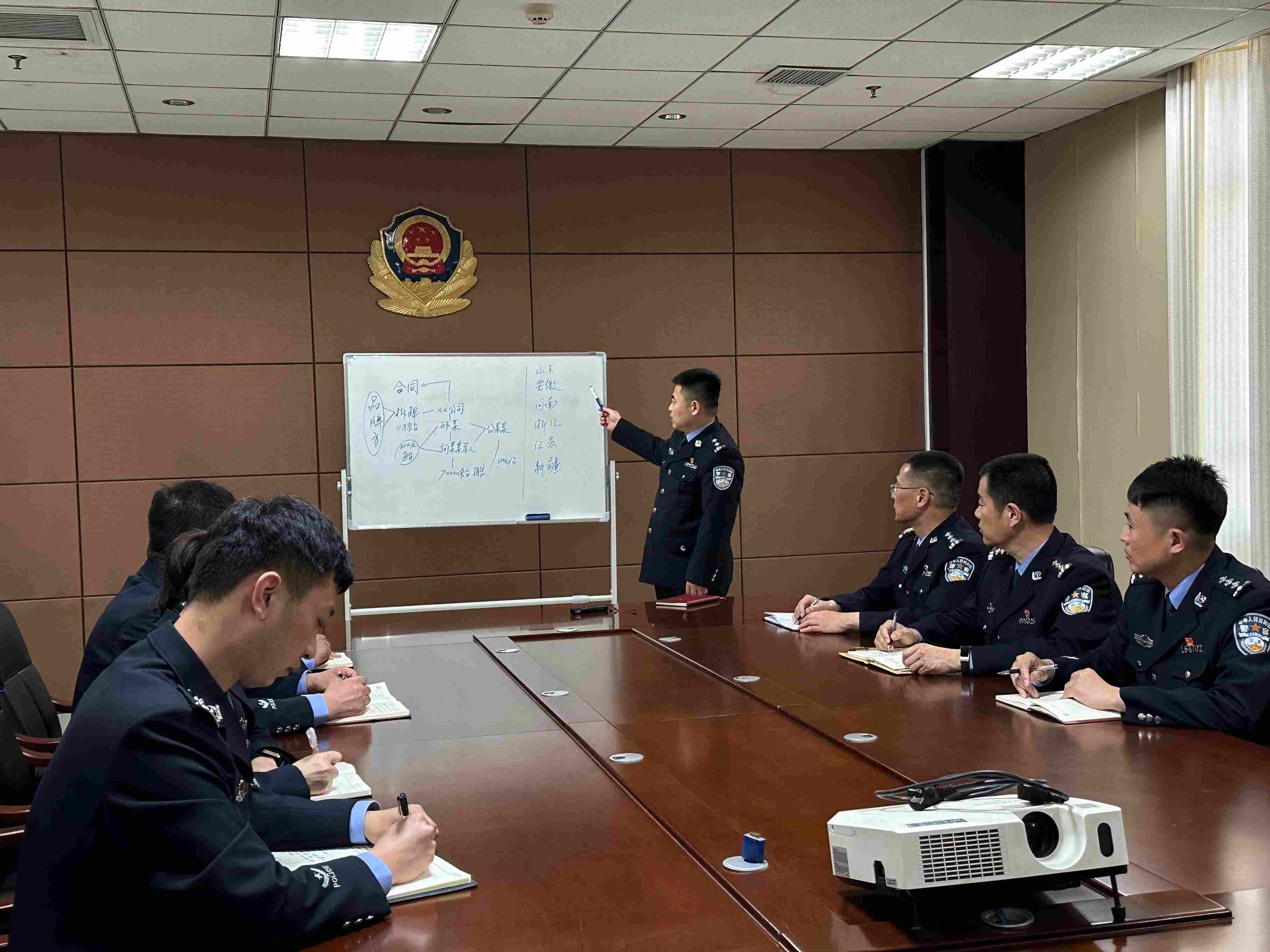 專案組辦案民警介紹案情。人民網(wǎng)記者 郝萍攝