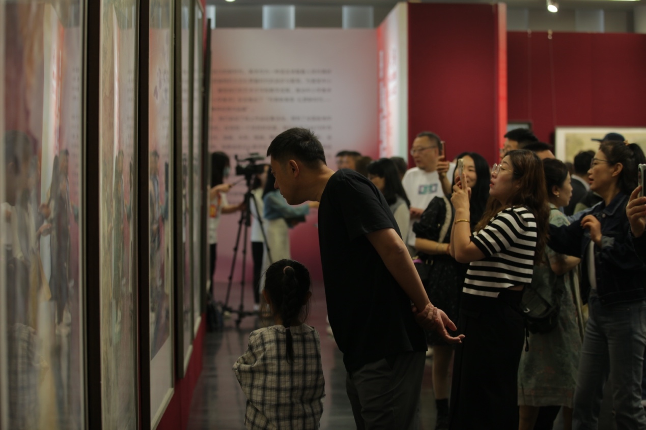 嘉賓及教研員、教師代表參觀展覽。主辦方供圖