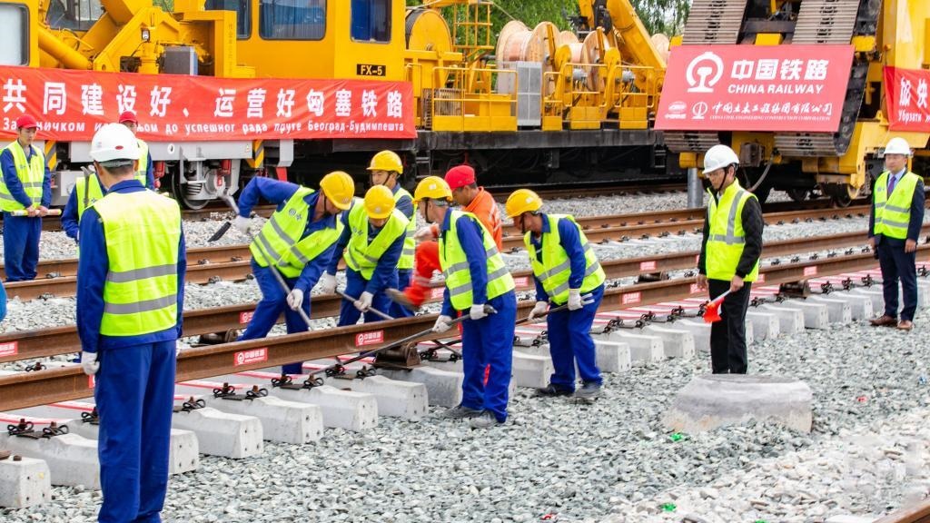 △2024年4月25日，在塞爾維亞北部城市巴奇卡托波拉，匈塞鐵路項目施工人員進行匈塞鐵路軌道合龍工作。