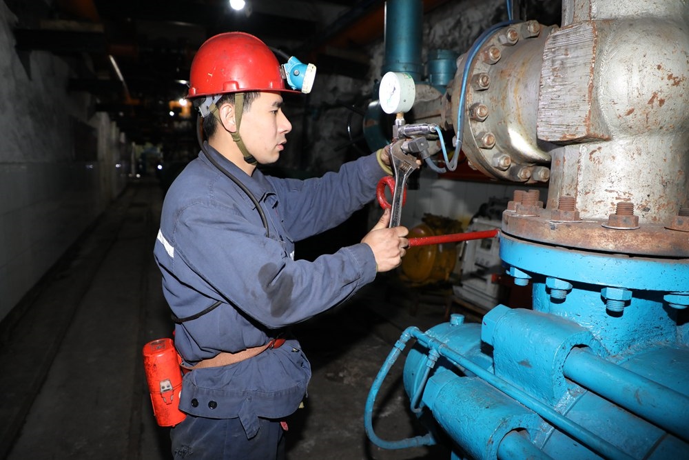 2024年4月30日，冀中能源峰峰集團(tuán)新屯礦機(jī)電區(qū)副區(qū)長(zhǎng)顧博在井下泵房檢修水泵。新華社發(fā)