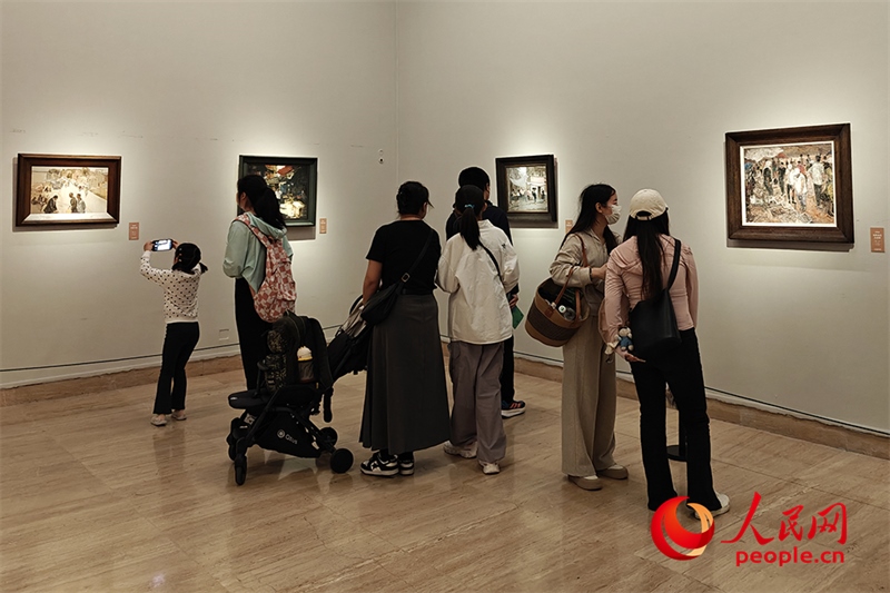 “五一”假期，游客在中國美術(shù)館參觀“大美勞動(dòng)者——中國美術(shù)館藏勞動(dòng)題材美術(shù)作品展（第二期）”。人民網(wǎng)記者 韋衍行攝