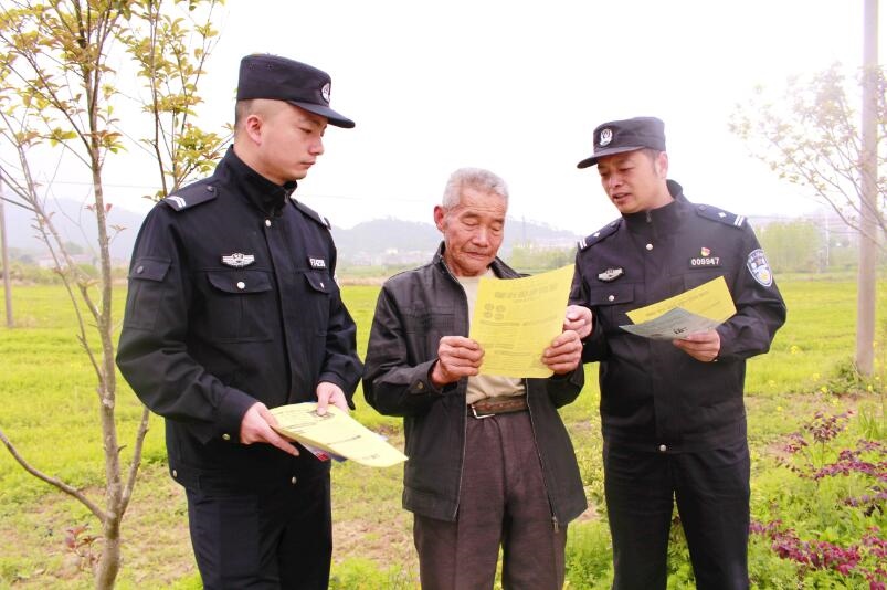 向村民宣傳反詐知識。