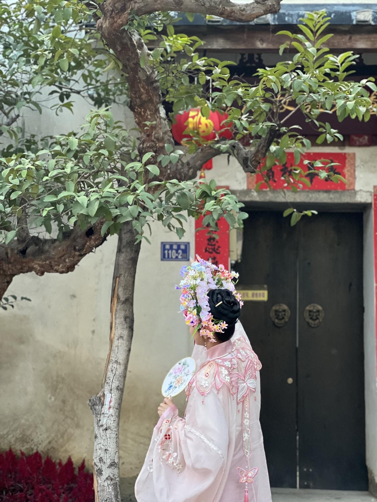 福建泉州，頭戴簪花的游客正拍照留念。人民網(wǎng) 歐陽易佳攝