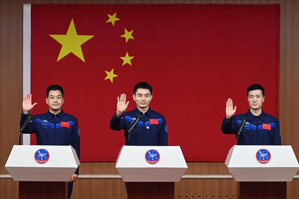 2024年月24日，神舟十八號(hào)載人飛行任務(wù)航天員葉光富（中）、李聰（右）、李廣蘇在酒泉衛(wèi)星發(fā)射中心問天閣與媒體記者集體見面。