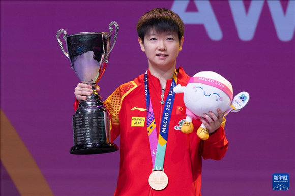 2024年4月21日，在2024年澳門國際乒聯(lián)女子世界杯決賽中，孫穎莎奪得冠軍。圖為孫穎莎在頒獎臺上。新華社記者 張金加 攝