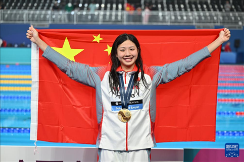 2024年2月13日，2024年世界游泳錦標(biāo)賽游泳項(xiàng)目女子100米蛙泳決賽在卡塔爾多哈舉行。圖為冠軍中國選手唐錢婷在頒獎儀式后慶祝。新華社記者 薛宇舸 攝
