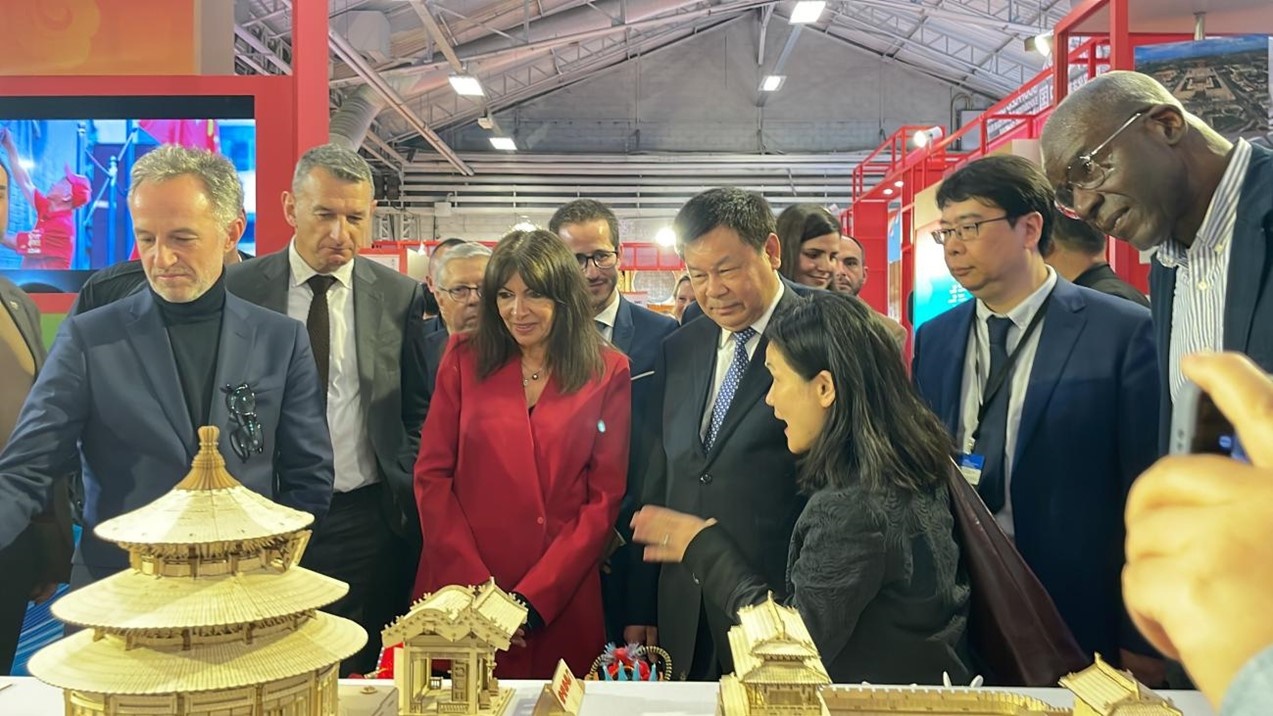 巴黎市市長(zhǎng)安妮·伊達(dá)爾戈參觀展覽。主辦方供圖