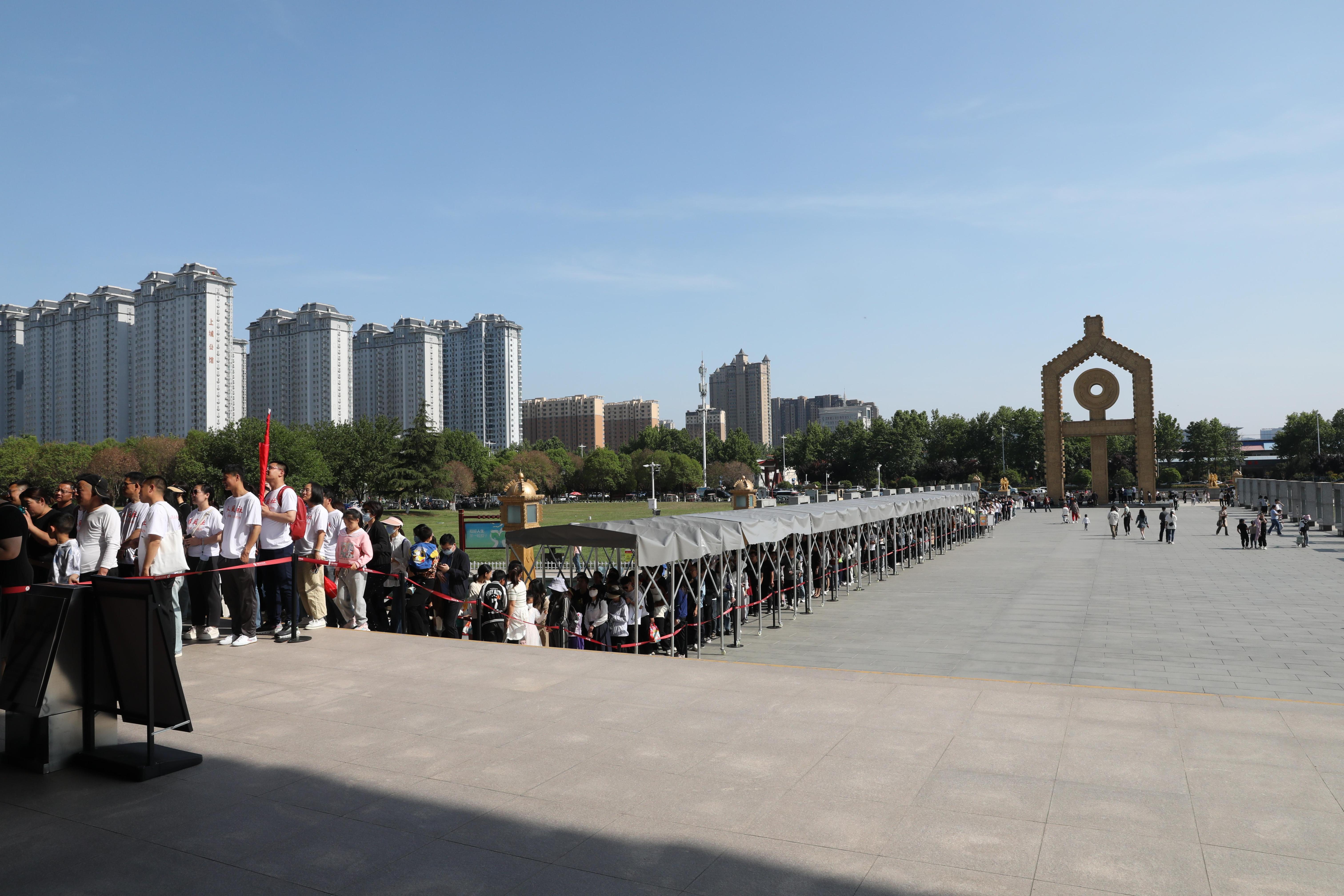 “五一”期間，中國文字博物館外游客有序排隊。中國文字博物館供圖