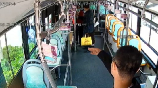 公交車上他一聲大吼！魏杰，好樣的！