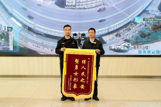 公交車上他一聲大吼！魏杰，好樣的！