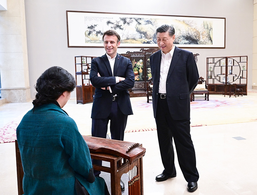 2023年4月7日，國家主席習(xí)近平在廣東省廣州市松園同法國總統(tǒng)馬克龍舉行非正式會晤。這是兩國元首在白云廳欣賞古琴演奏。新華社記者 岳月偉 攝