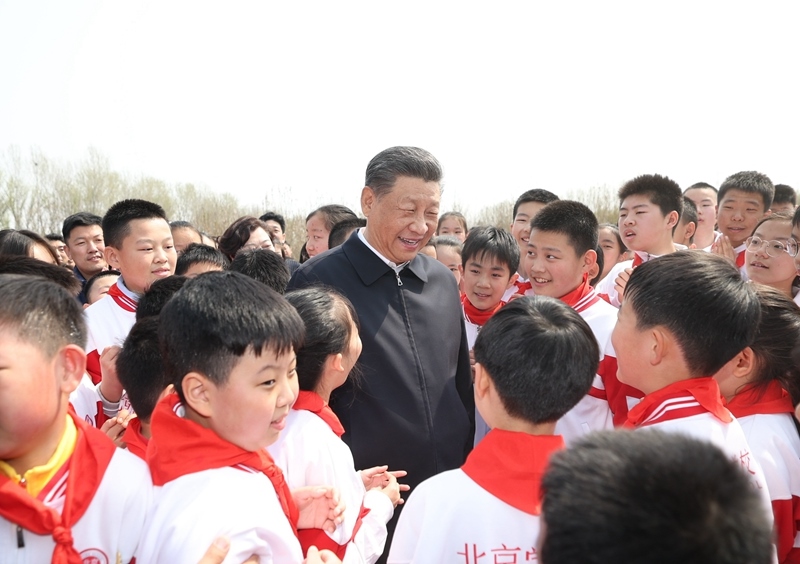 △4月3日，習(xí)近平總書記來到北京市通州區(qū)潞城鎮(zhèn)參加首都義務(wù)植樹活動。這是總書記同少先隊員在一起。