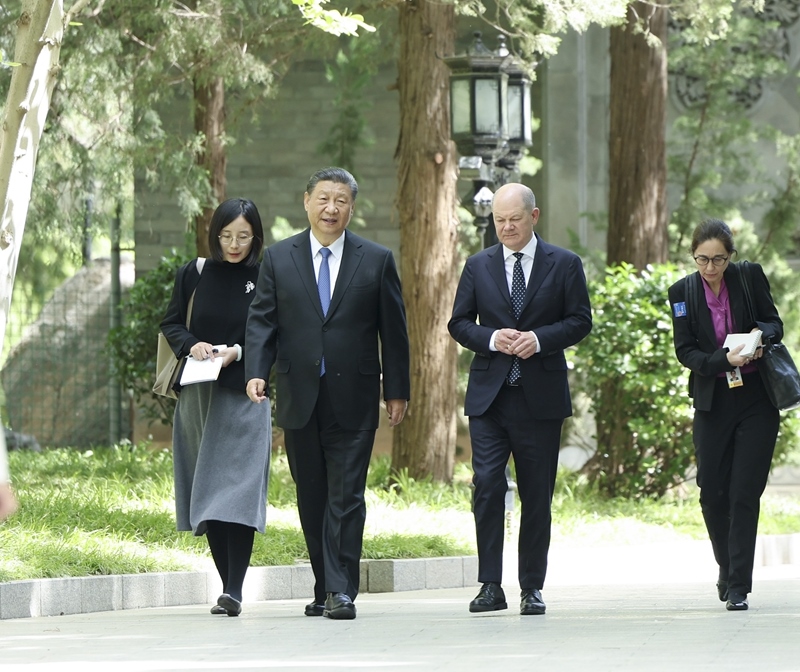 △4月16日，習(xí)近平主席在北京釣魚臺國賓館會見德國總理朔爾茨。這是習(xí)近平主席同朔爾茨總理一起散步。