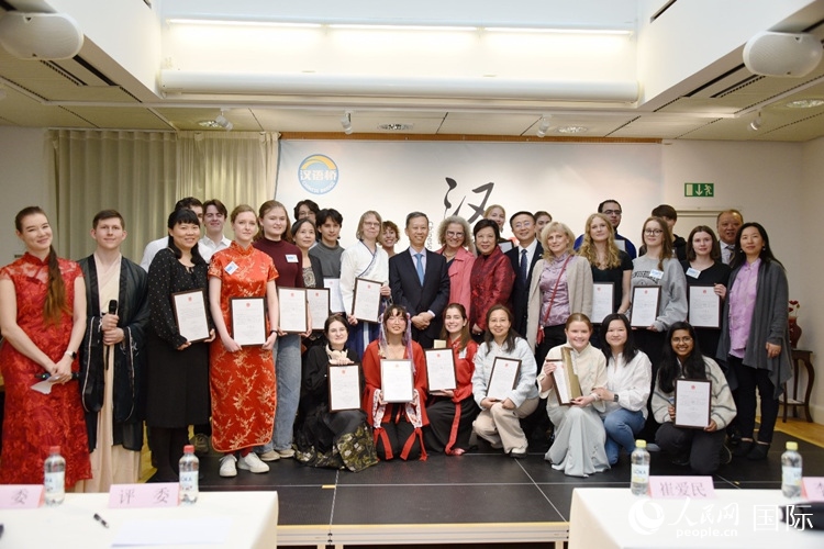 中國駐瑞典大使崔愛民、使館負(fù)責(zé)教育事務(wù)的黃立瓊參贊、預(yù)選賽評(píng)委老師和指導(dǎo)老師，以及所有獲獎(jiǎng)選手合影留念。人民網(wǎng)記者 殷淼攝