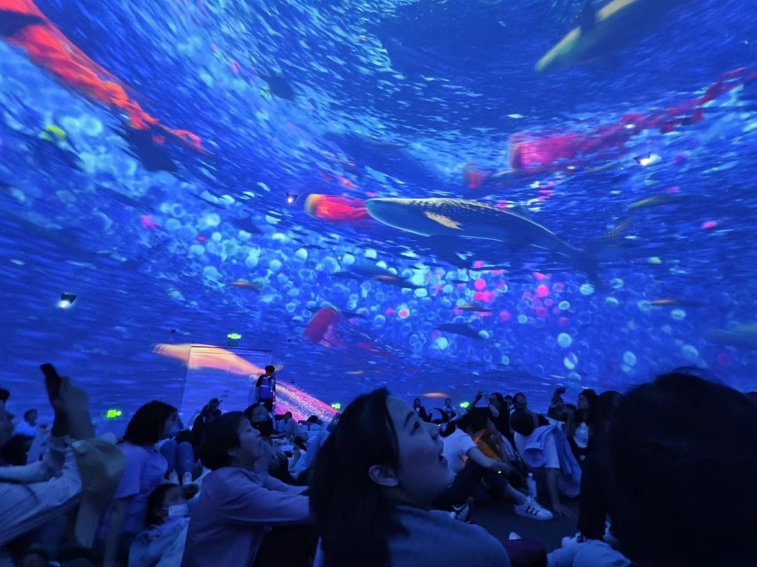 “五一”期間，游客在天津極地海洋公園科技館體驗魔法海洋。人民網(wǎng)記者 喬業(yè)瓊攝