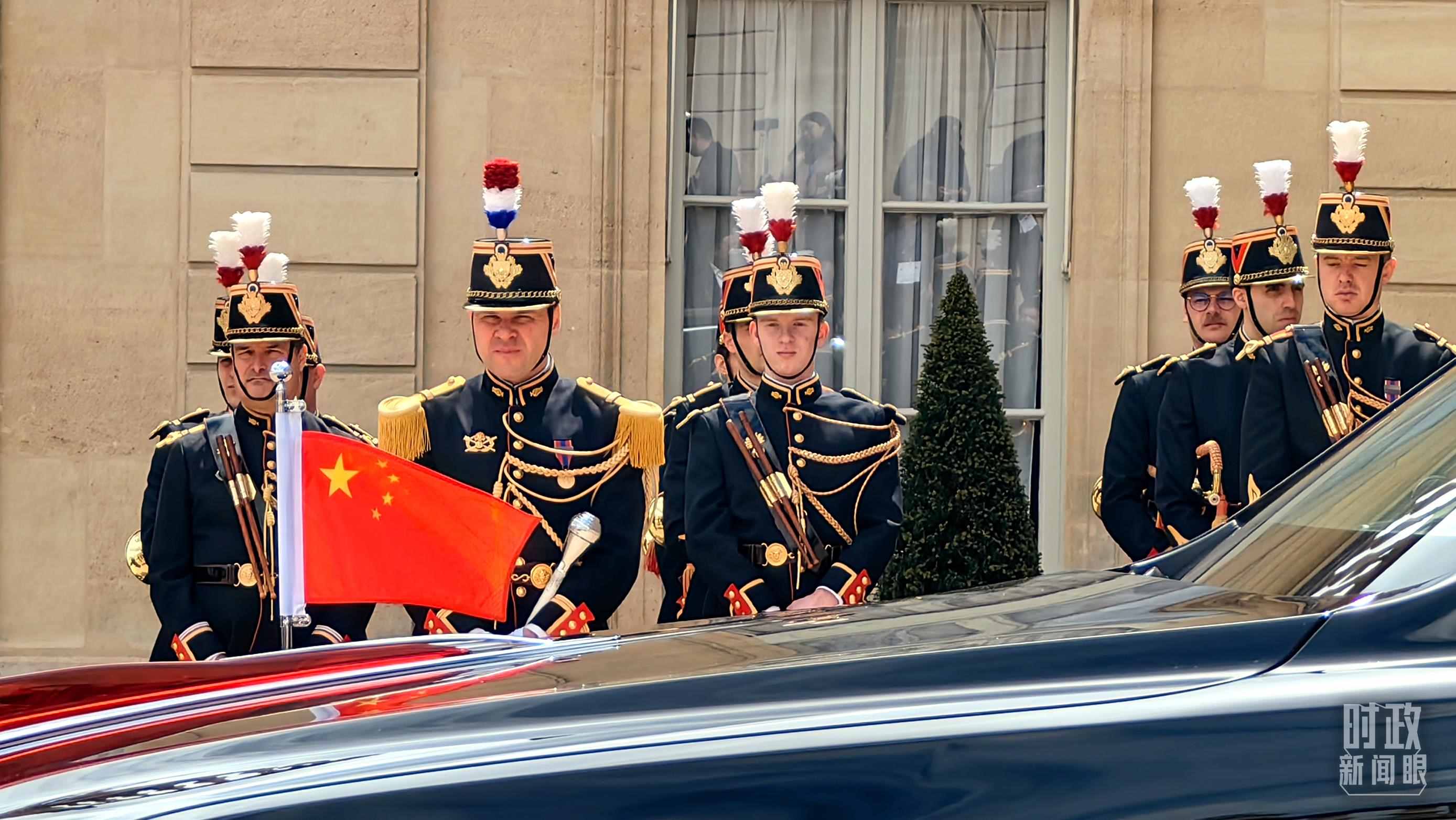 △習主席乘車抵達愛麗舍宮。（總臺央視記者段德文拍攝）
