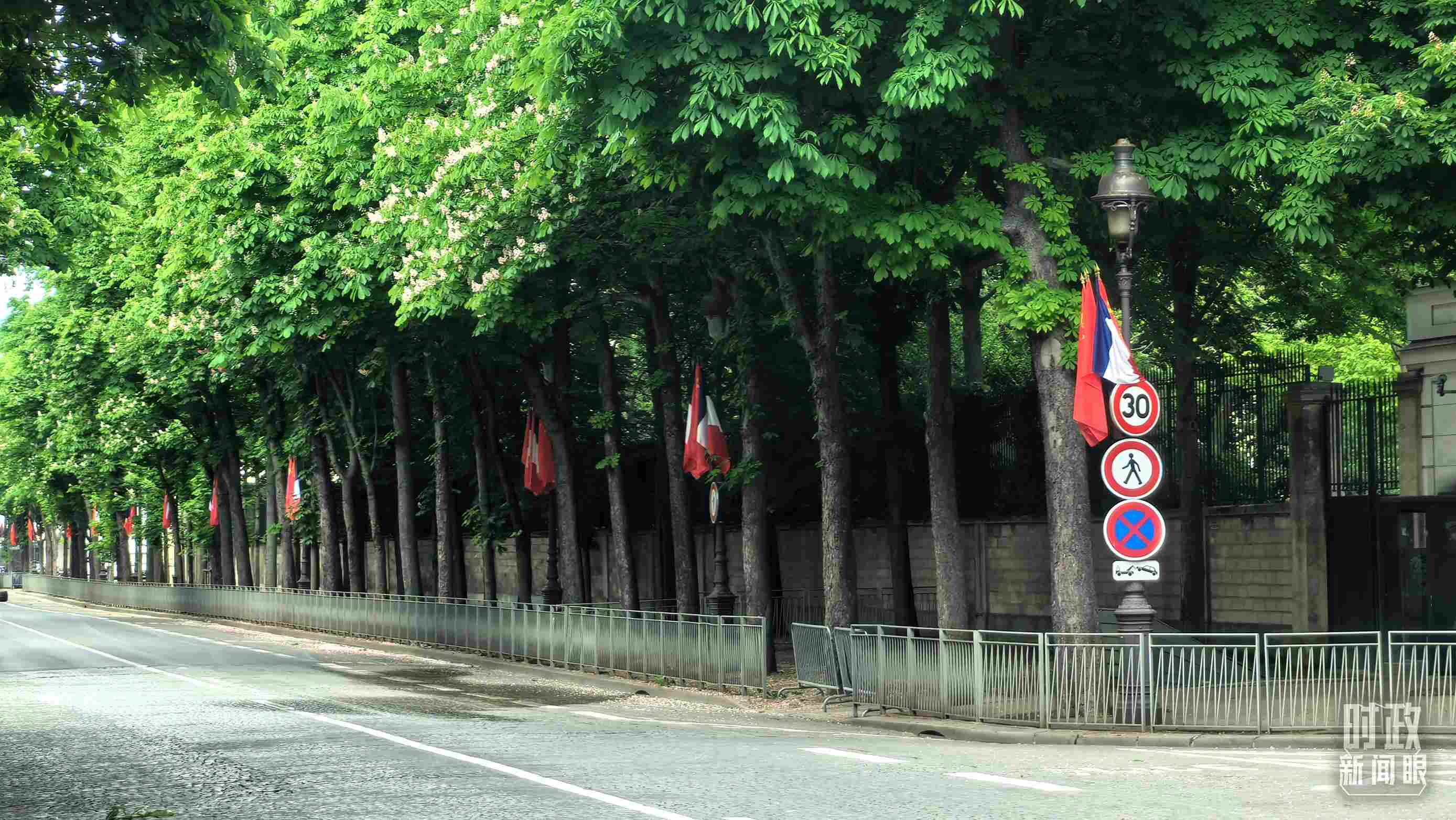 △巴黎道路兩側懸掛中法兩國國旗。（總臺央視記者鄂介甫拍攝）