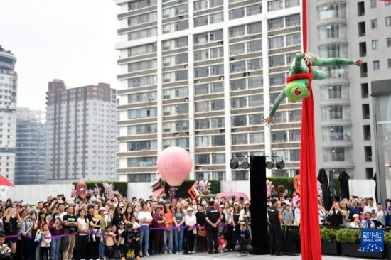 5月7日，演員在長沙國金中心表演木偶劇。新華社記者 陳振海 攝