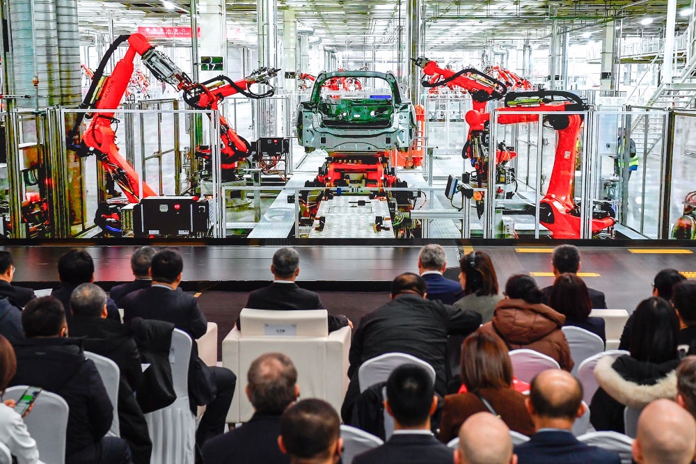 2024年1月26日，奧迪一汽新能源汽車有限公司預批量生產(chǎn)正式啟動，嘉賓觀看奧迪一汽新能源汽車有限公司生產(chǎn)車間的宣傳短片。新華社記者 許暢 攝