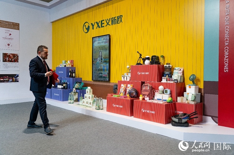 “義新歐”中歐班列（義烏—馬德里）開行十周年成果展上展出班列運(yùn)送的各類商品。大衛(wèi)·阿瑪爾攝