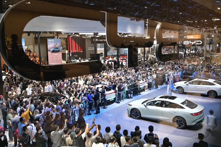 5月4日，參觀者在2024北京車展比亞迪品牌展臺參觀。新華社記者 尹棟遜 攝