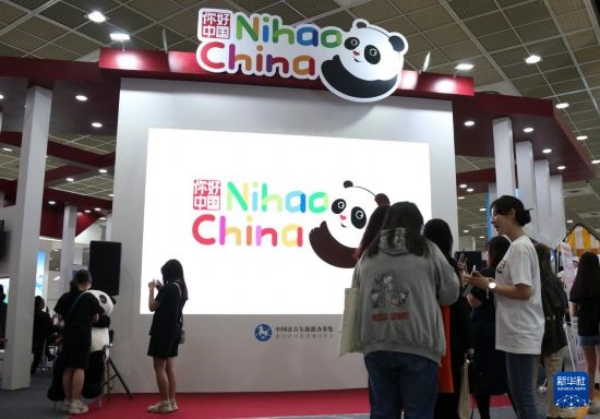 5月9日，在韓國首爾舉行的首爾國際旅游展上，參觀者在中國展區(qū)參加體驗(yàn)項(xiàng)目。新華社記者 姚琪琳 攝