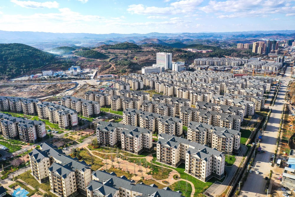 貴州省威寧縣五里崗街道朝陽新城易地扶貧搬遷安置小區(qū)（2021年11月28日攝，無人機照片）。新華社記者 楊文斌 攝