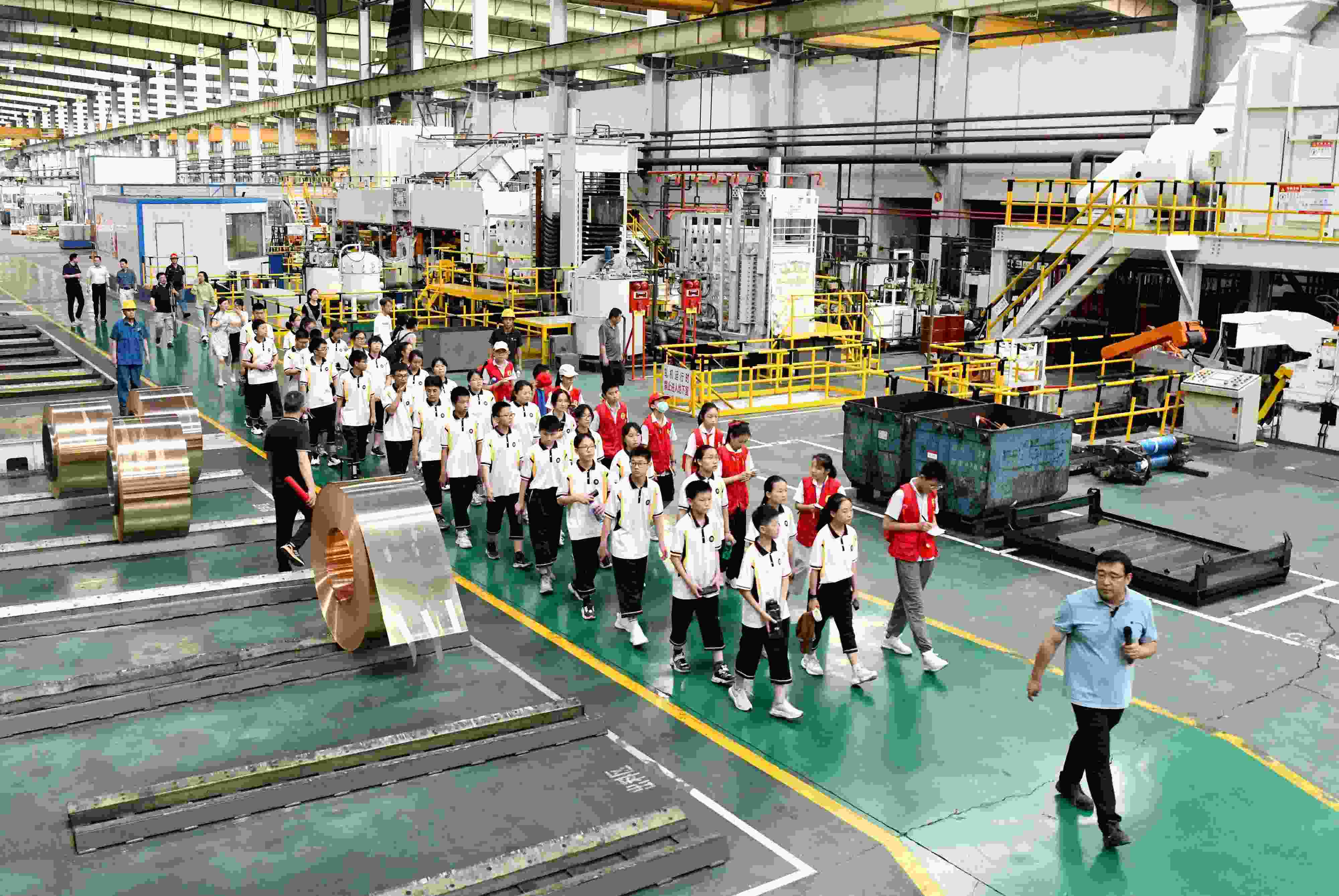 2023年6月9日，在安徽省銅陵一家公司的銅板帶制造車間，銅陵市第七中學(xué)學(xué)生在上“行走的思政課”。