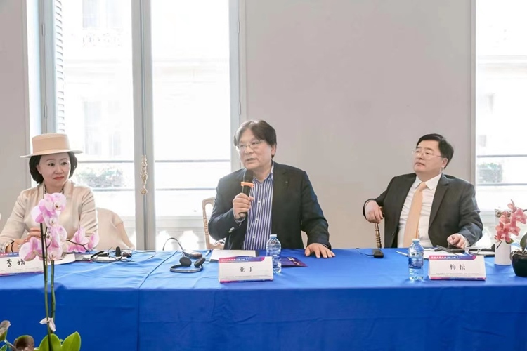 法中交流促進(jìn)會會長、作家、翻譯家、法國最高榮譽(yù)騎士勛章獲得者亞丁發(fā)言（圖片：中國傳媒大學(xué)