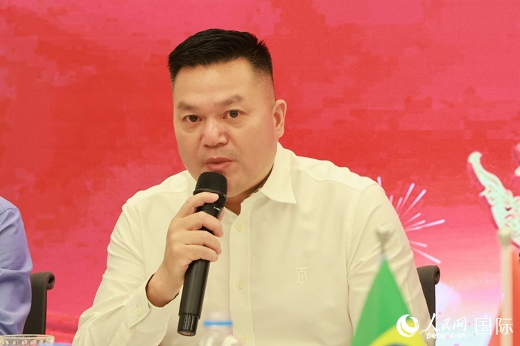 巴西和統(tǒng)會(huì)會(huì)長(zhǎng)張小春在座談會(huì)上致辭。人民網(wǎng)記者 陳海琪攝