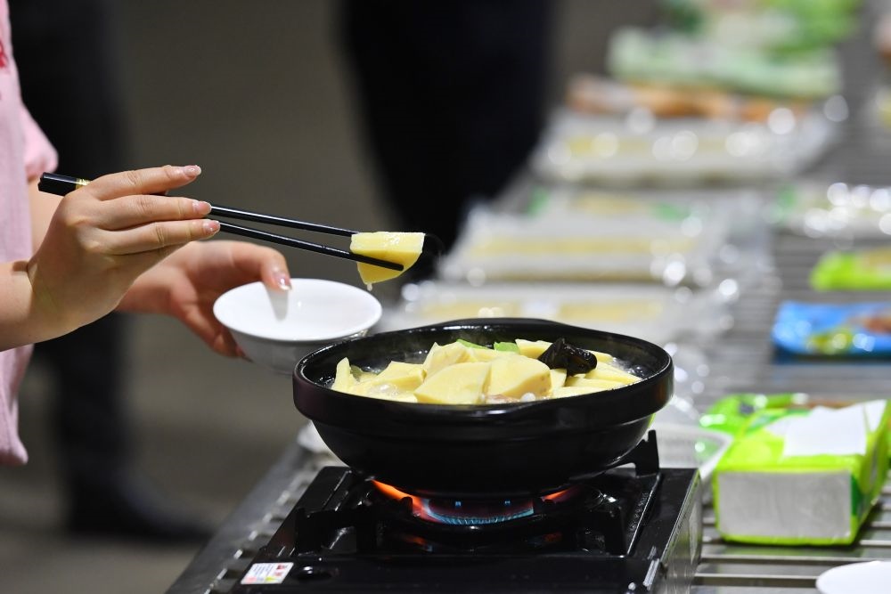 2024年5月9日，福建省三明市極野食品有限公司工作人員在試吃竹筍食品。新華社記者 姜克紅 攝