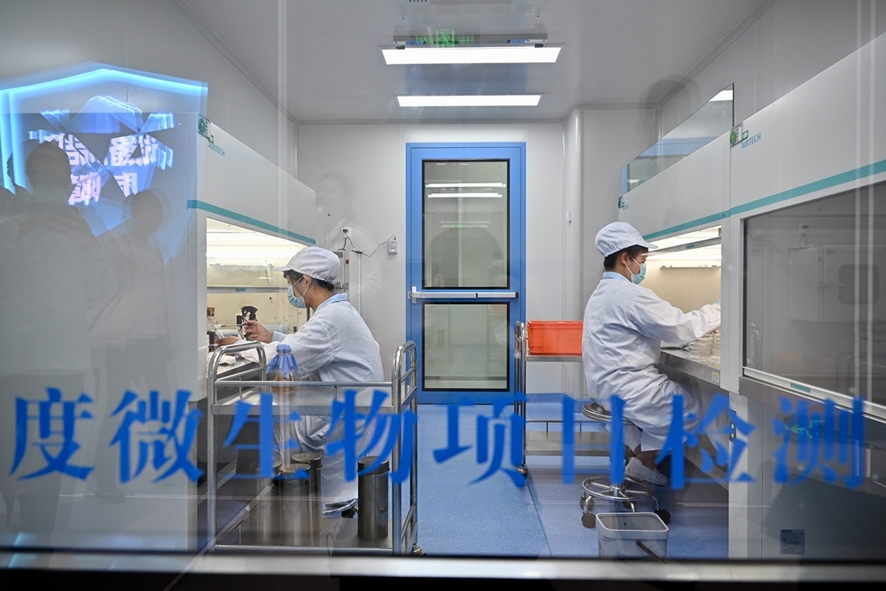 2024年5月8日，福建長富乳品有限公司工作人員在對乳品進行微生物項目檢測。新華社記者 姜克紅 攝