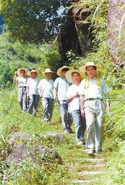 1989年7月，習(xí)近平在壽寧縣山村。