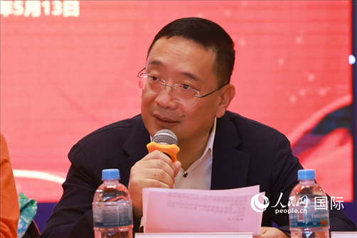 巴西文協(xié)主席上官建峰在座談會上致辭。人民網(wǎng)記者 陳海琪攝