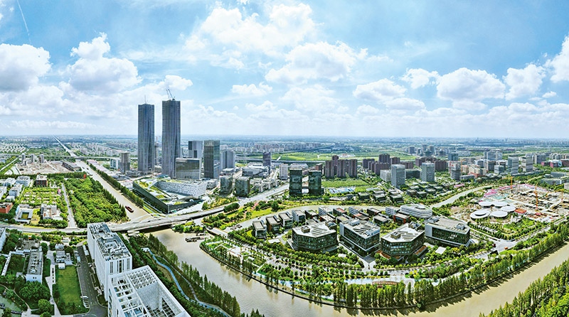 建立全國第一個國際貿(mào)易“單一窗口”，開設全國第一批自由貿(mào)易賬戶，設立全國第一家外商獨資醫(yī)院、第一家外商獨資公募基金公司、第一家外商獨資汽車制造企業(yè)……中國（上海）自由貿(mào)易試驗區(qū)掛牌以來，誕生了若干個“全國第一”，在制造業(yè)、金融業(yè)等數(shù)十個開放領域，實現(xiàn)一批全國首創(chuàng)項目落地。圖為上海自貿(mào)區(qū)張江片區(qū)（2023年9月10日攝，無人機照片）。 新華社記者 方喆/攝
