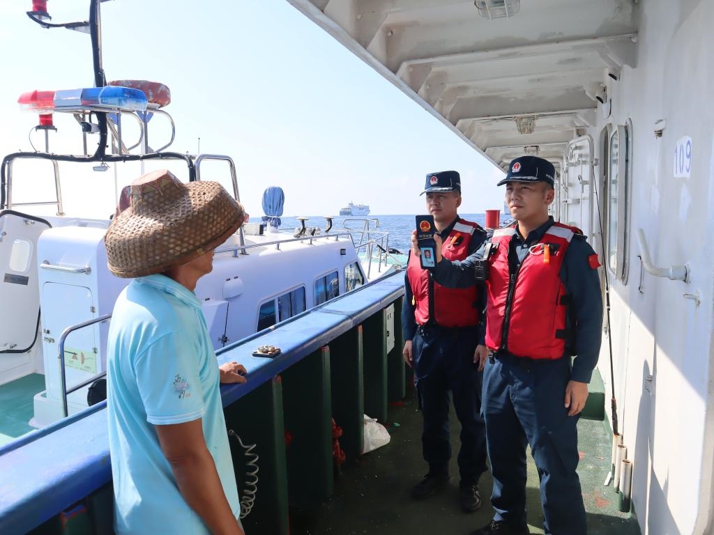圖為5月12日海警執(zhí)法員登臨檢查漁船。（中國海警局南海分局供圖）